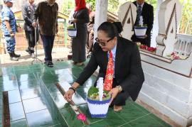 ZIARAH DAN TABUR BUNGA DI MAKAM PANJI HARJODIPURO OLEH BUPATI GUNUNGKIDUL